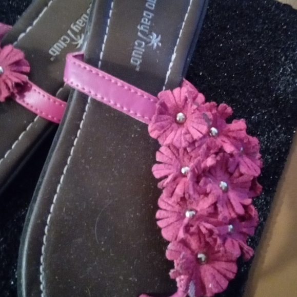 Montego Bay Club Pink Fushia Faux Suede Petal Flip Flops - Picture 2 of 7